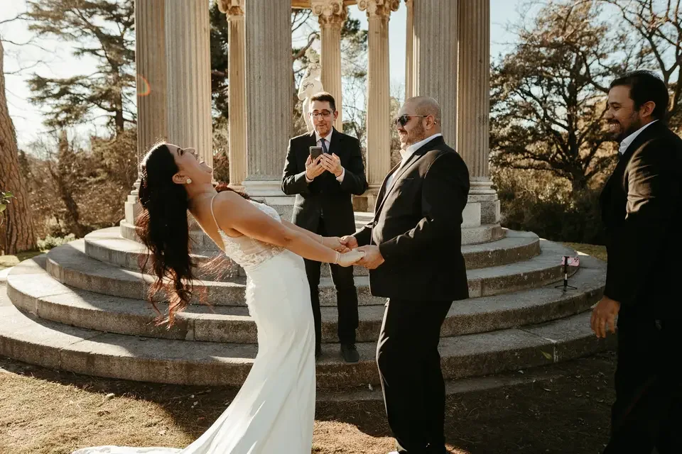 Marcos Félix oficiando una boda elopement íntima en el Templete de Baco del Jardín El Capricho en Madrid