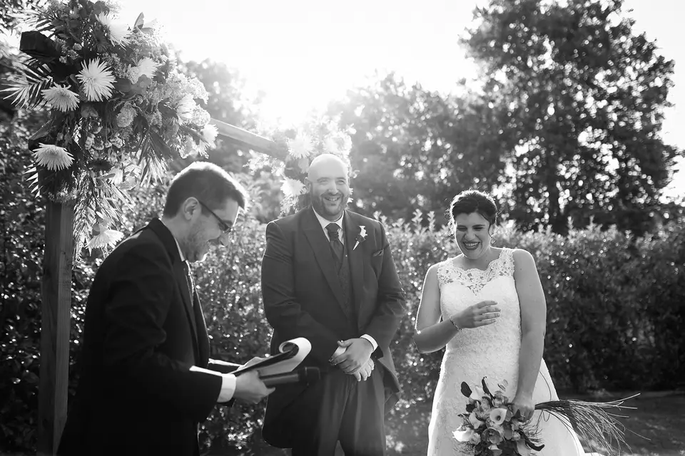 Marcos Félix oficiando una ceremonia de boda en Quinta Hayara mientras los novios se ríen
