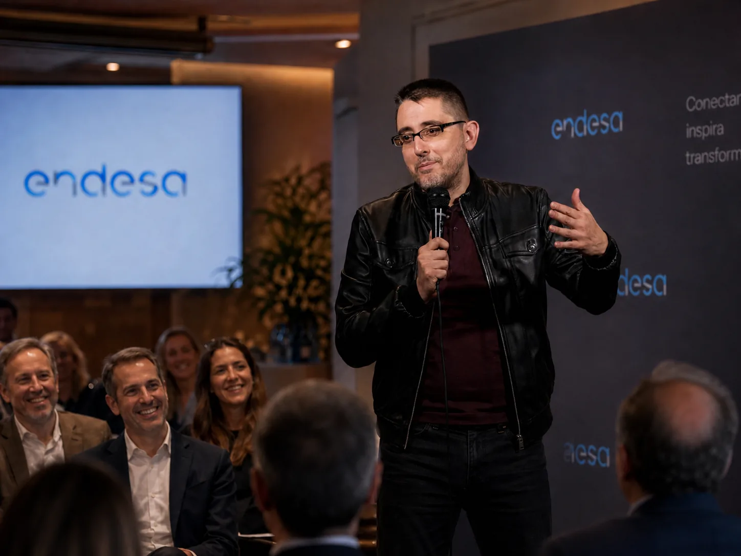 Marcos Félix Rolling Bufón actuando en un monólogo personalizado para un evento corporativo de Endesa
