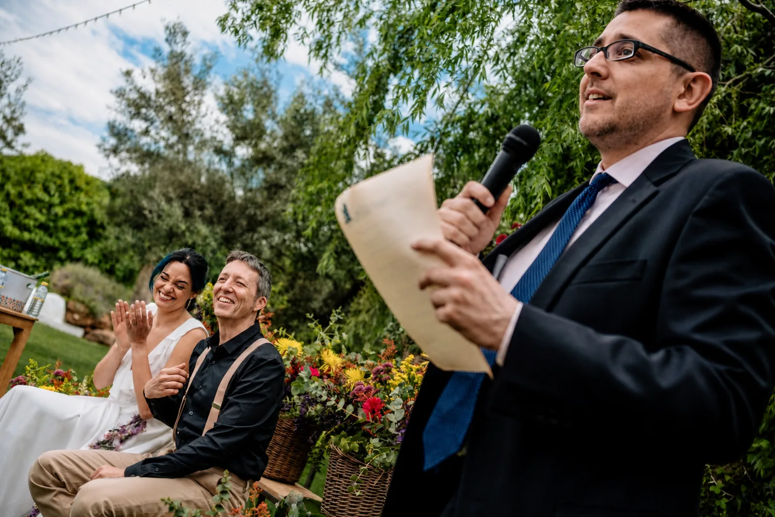 Marcos Félix oficiando la no-boda de Isa y Juanma en Granada