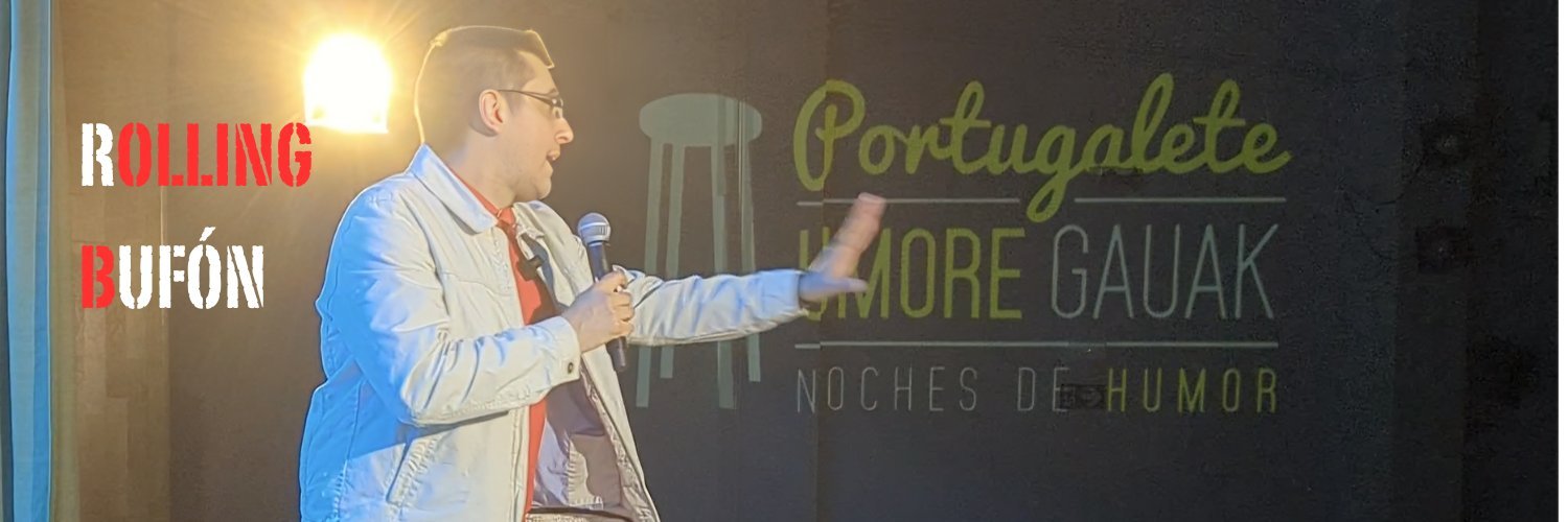 Marcos Félix en plano medio con micrófono actuando en el Festival de Humor de Portugalete