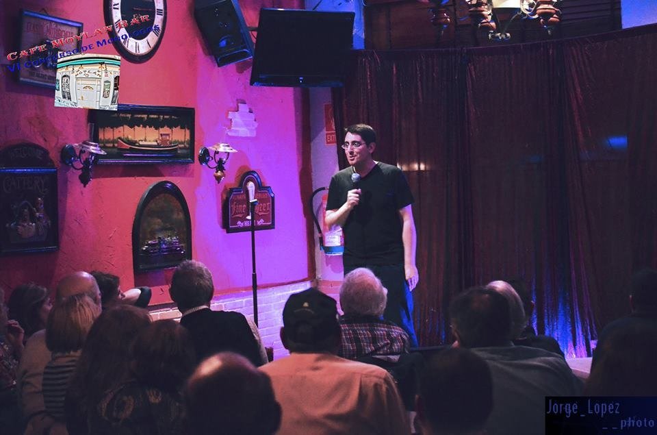 Marcos Félix Rolling Bufón actuando en directo en un show de stand-up ante el público en Café Moylan
