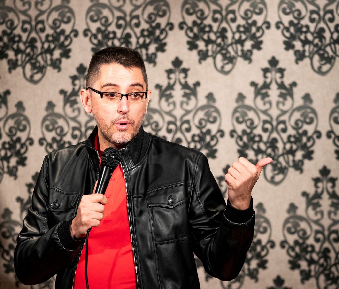 Risas y complicidad en espectáculo de comedia
