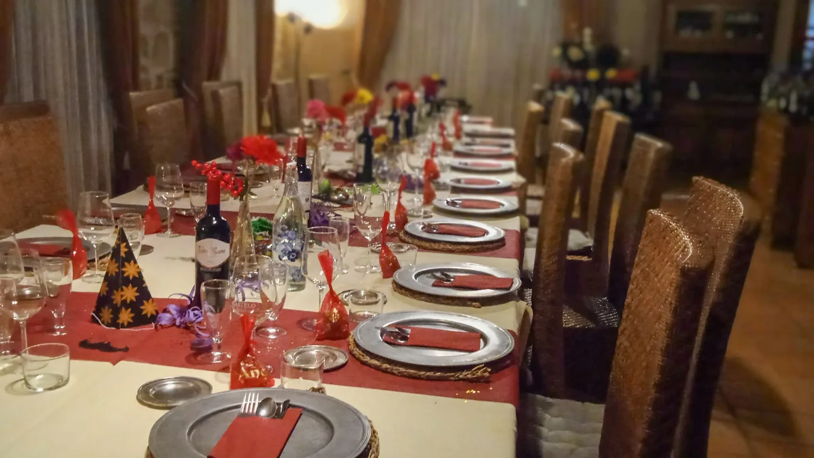 Comedor preparado para una celebración en Posada Fuenteplateada