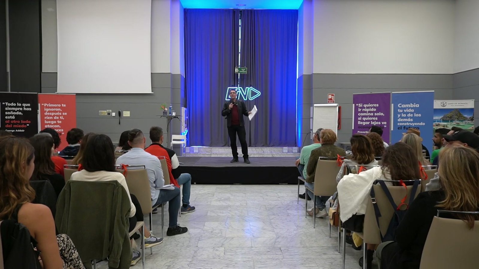 Marcos Félix en directo en evento corporativo ante el público